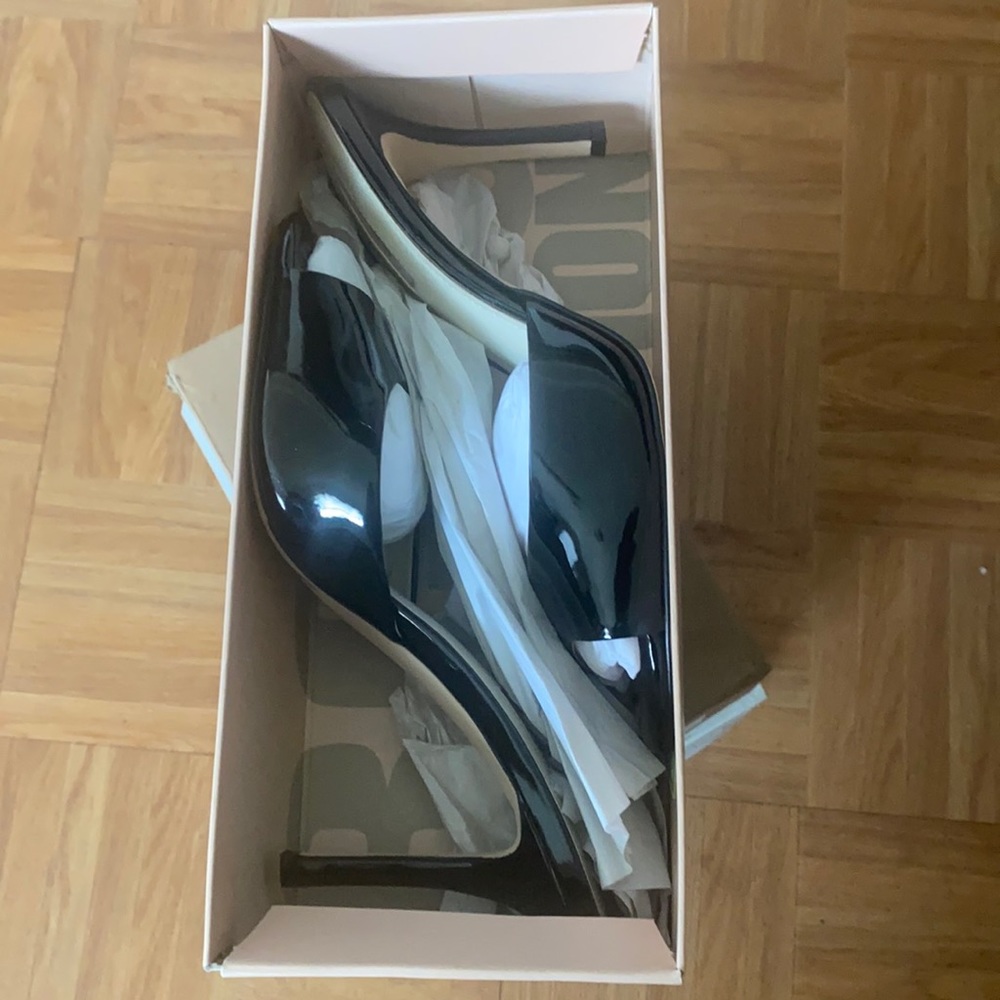 Patent leather pump